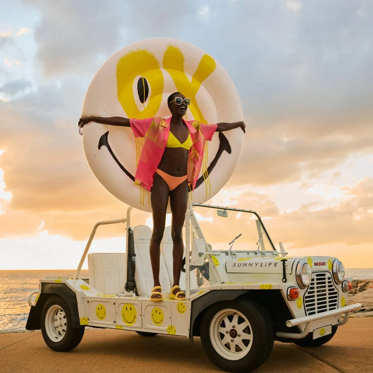 SUNNYLiFE 50th Birthday Luxe Lie-on Smiley