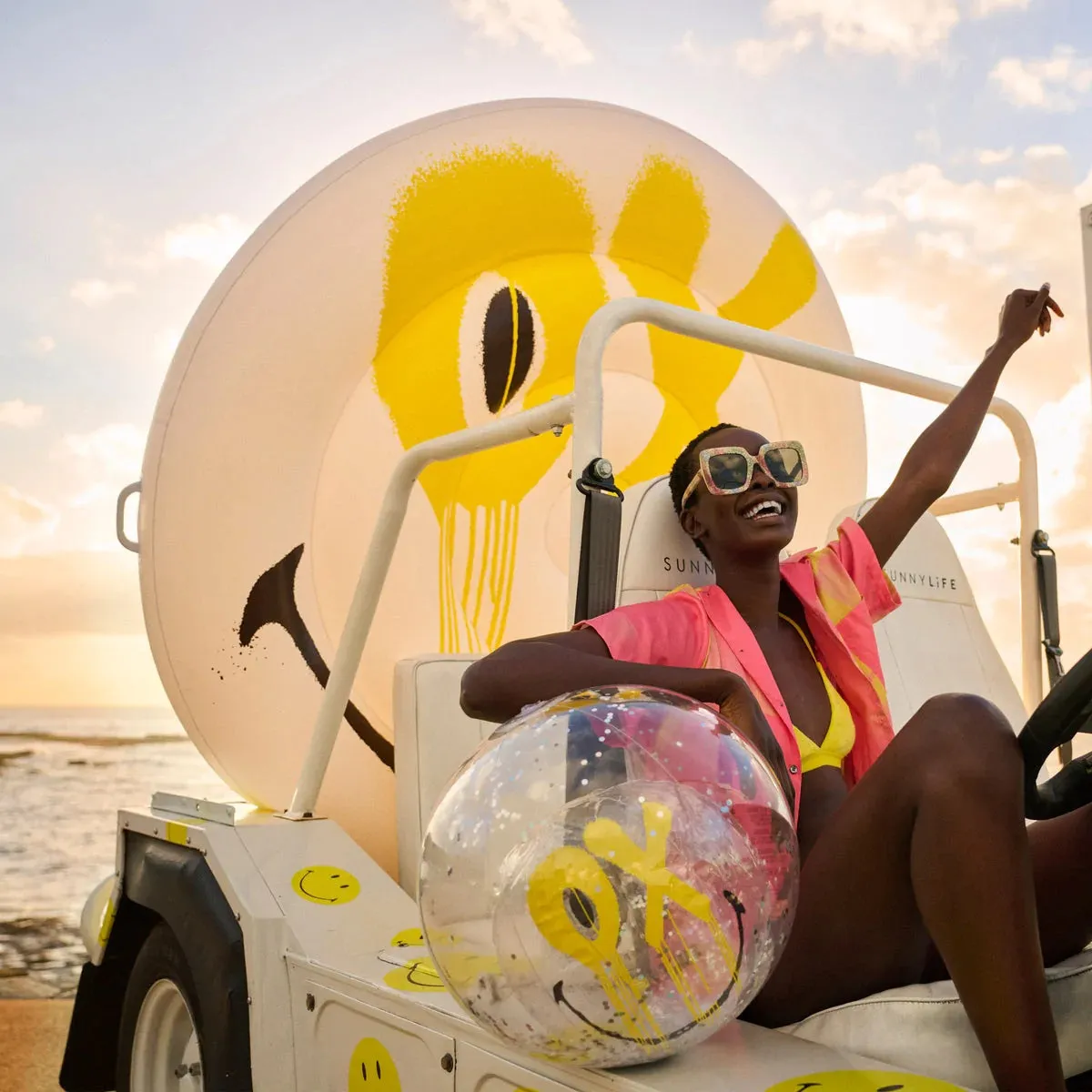 SUNNYLiFE 50th Birthday Luxe Lie-on Smiley